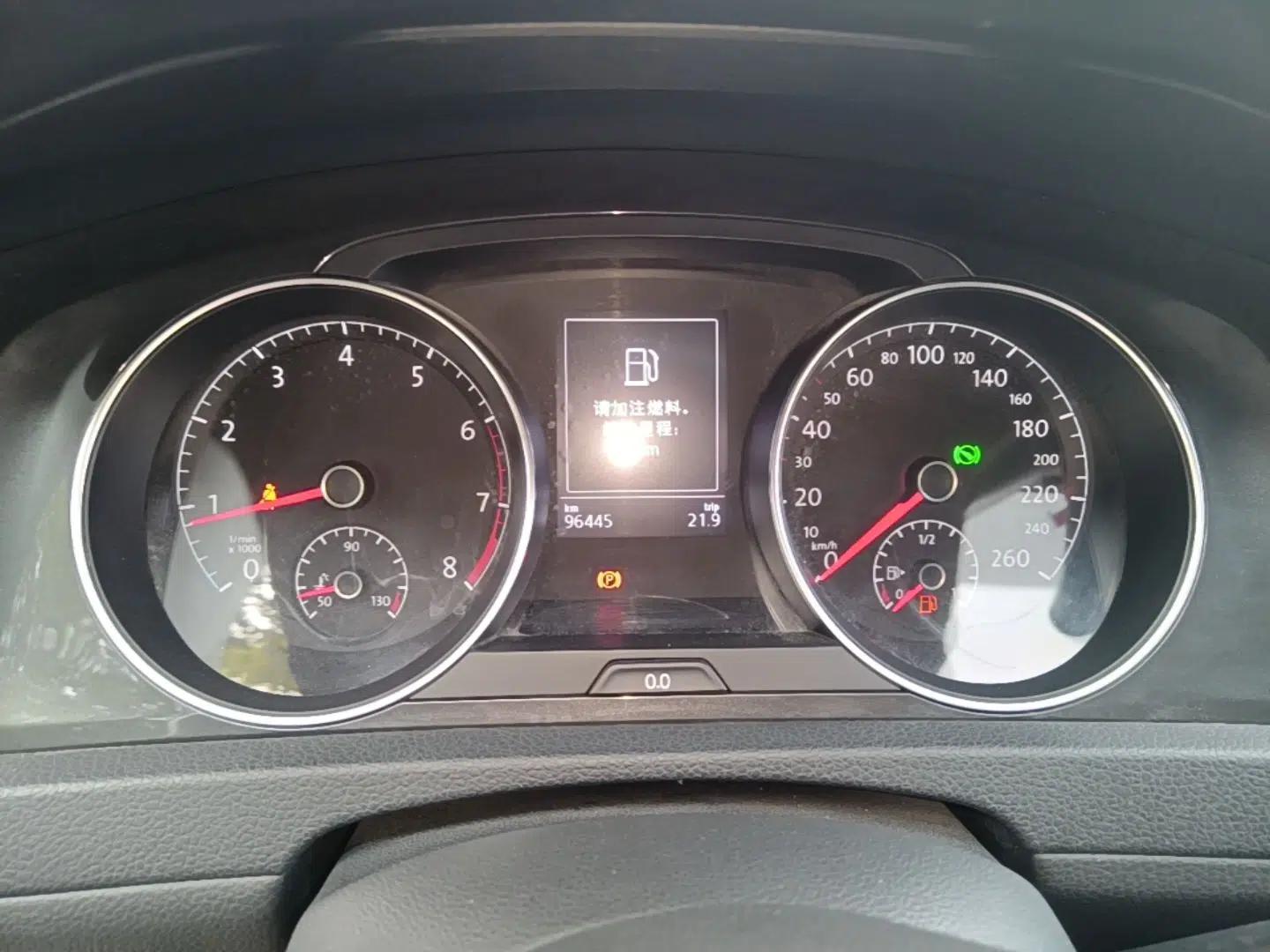 Volkswagen Golf 2017 1.6L Automatic Comfort Million-Vehicle Anniversary Edition — миниатюра 14