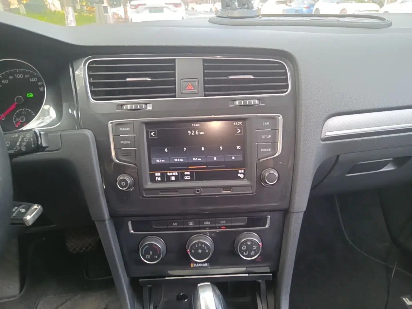 Volkswagen Golf 2017 1.6L Automatic Comfort Million-Vehicle Anniversary Edition — миниатюра 15