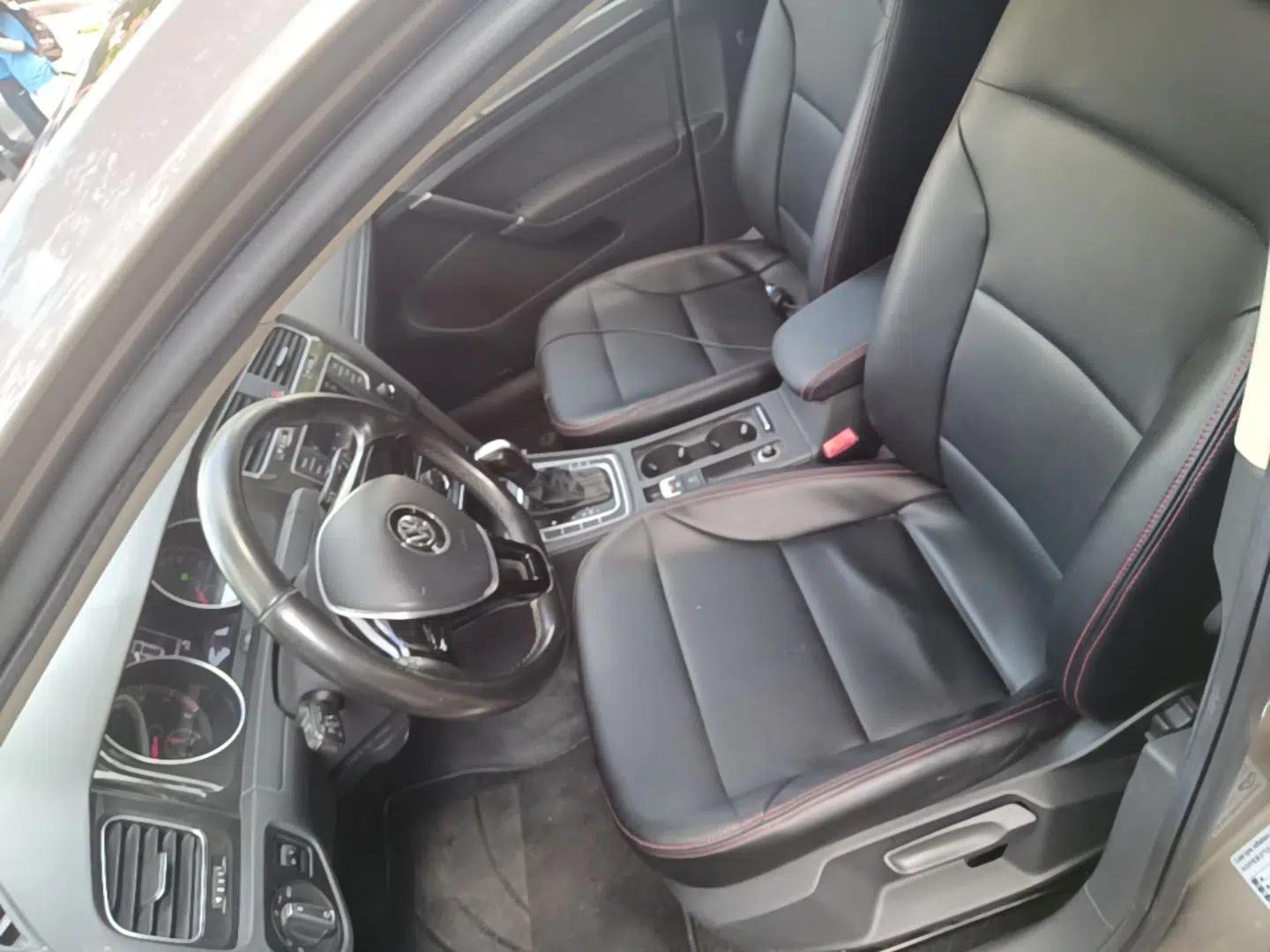 Volkswagen Golf 2017 1.6L Automatic Comfort Million-Vehicle Anniversary Edition — миниатюра 17