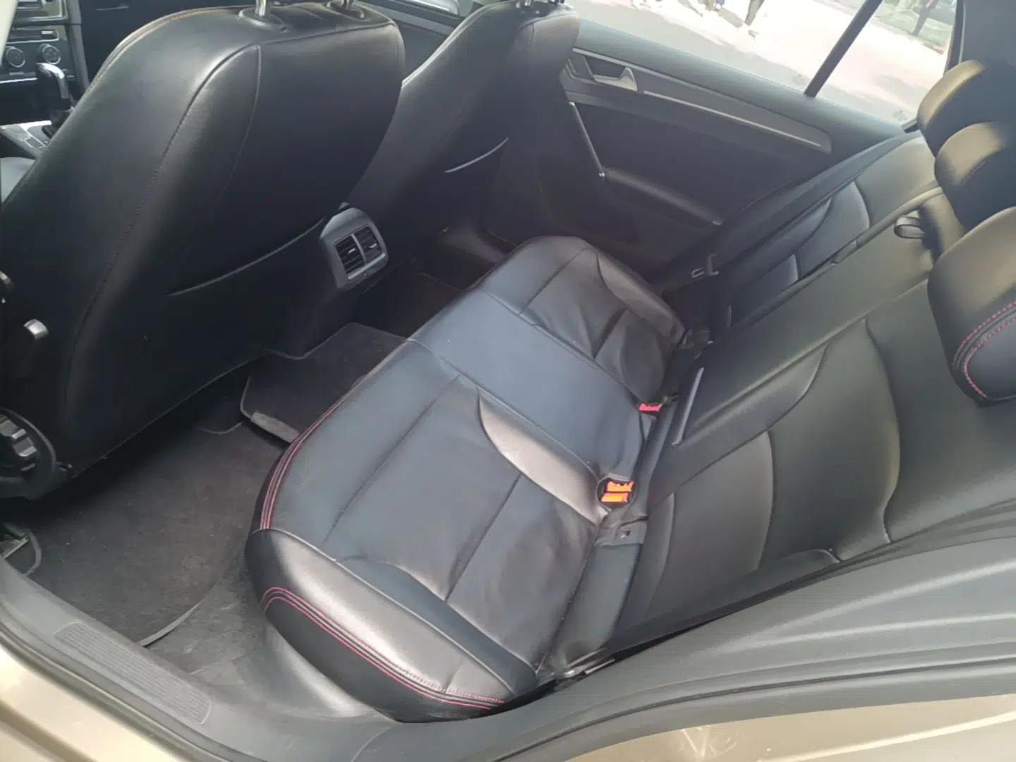 Volkswagen Golf 2017 1.6L Automatic Comfort Million-Vehicle Anniversary Edition — миниатюра 20