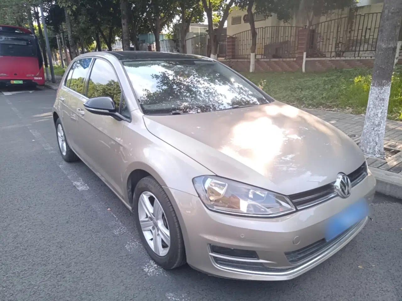 Volkswagen Golf 2017 1.6L Automatic Comfort Million-Vehicle Anniversary Edition — миниатюра 3