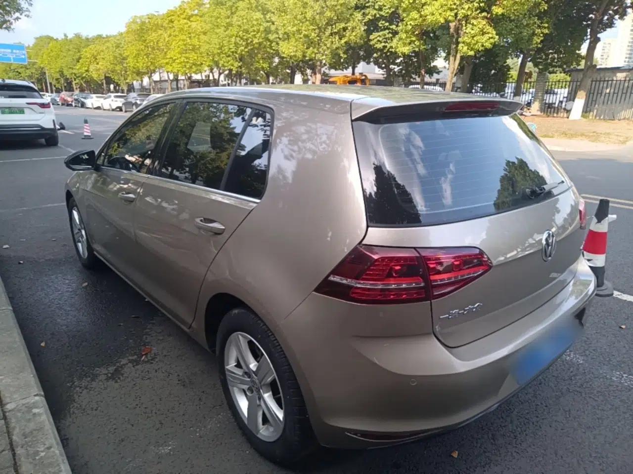 Volkswagen Golf 2017 1.6L Automatic Comfort Million-Vehicle Anniversary Edition — миниатюра 4