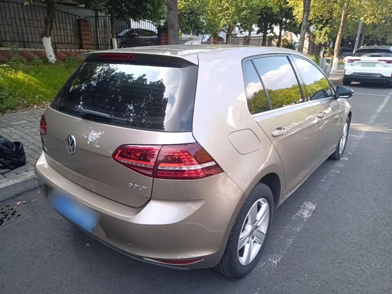Volkswagen Golf 2017 1.6L Automatic Comfort Million-Vehicle Anniversary Edition — миниатюра 6