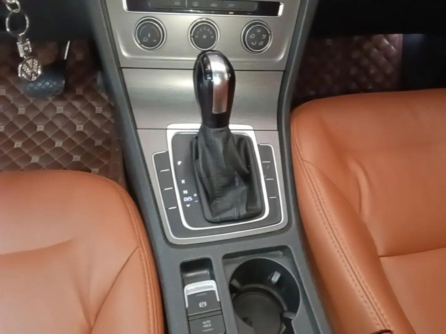 Volkswagen Golf 2016 1.6L Automatic Comfort Model — миниатюра 16
