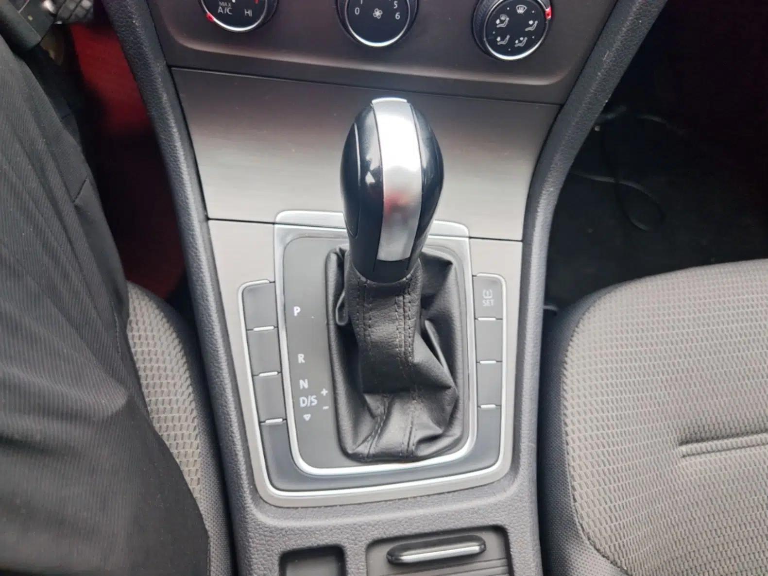 Volkswagen Golf 2015 1.6L Automatic Comfort Model — миниатюра 16