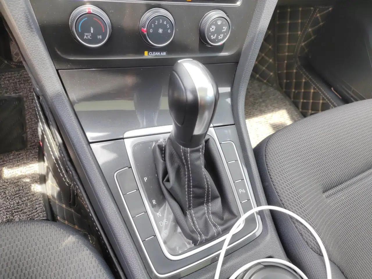 Volkswagen Golf 2017 1.6L Automatic Comfort Million-Vehicle Anniversary Edition — миниатюра 14