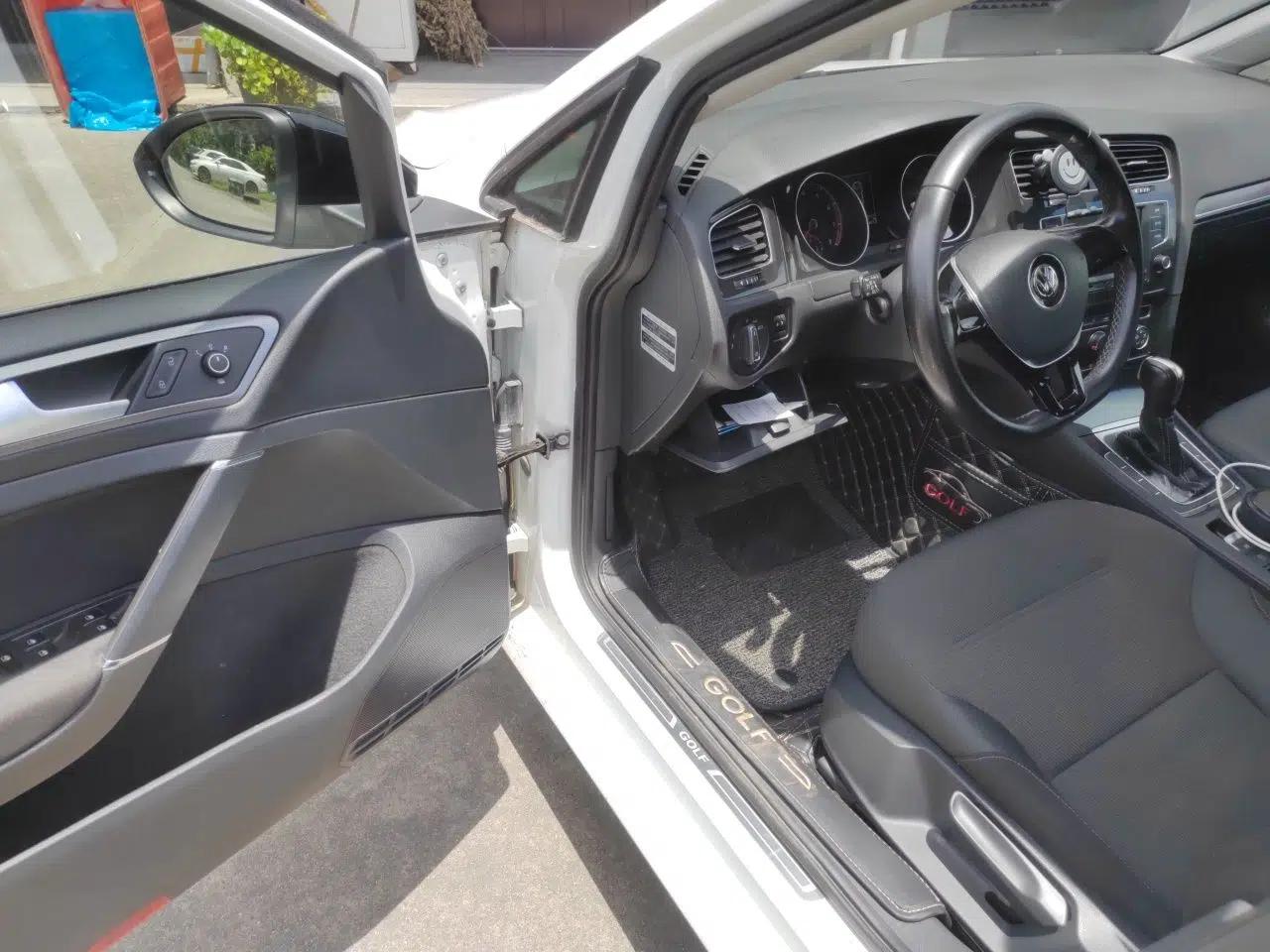 Volkswagen Golf 2017 1.6L Automatic Comfort Million-Vehicle Anniversary Edition — миниатюра 16