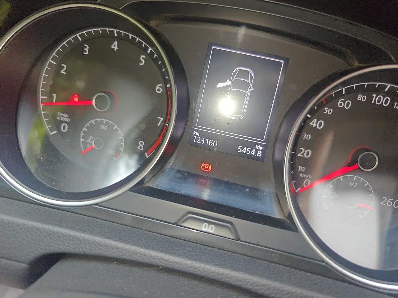 Volkswagen Golf 2017 1.6L Automatic Comfort Million-Vehicle Anniversary Edition — миниатюра 12
