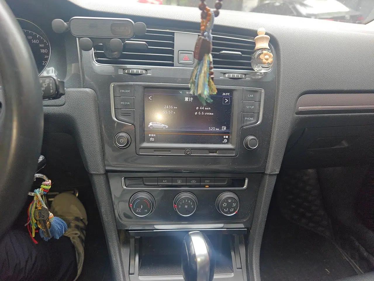 Volkswagen Golf 2017 1.6L Automatic Comfort Million-Vehicle Anniversary Edition — миниатюра 13