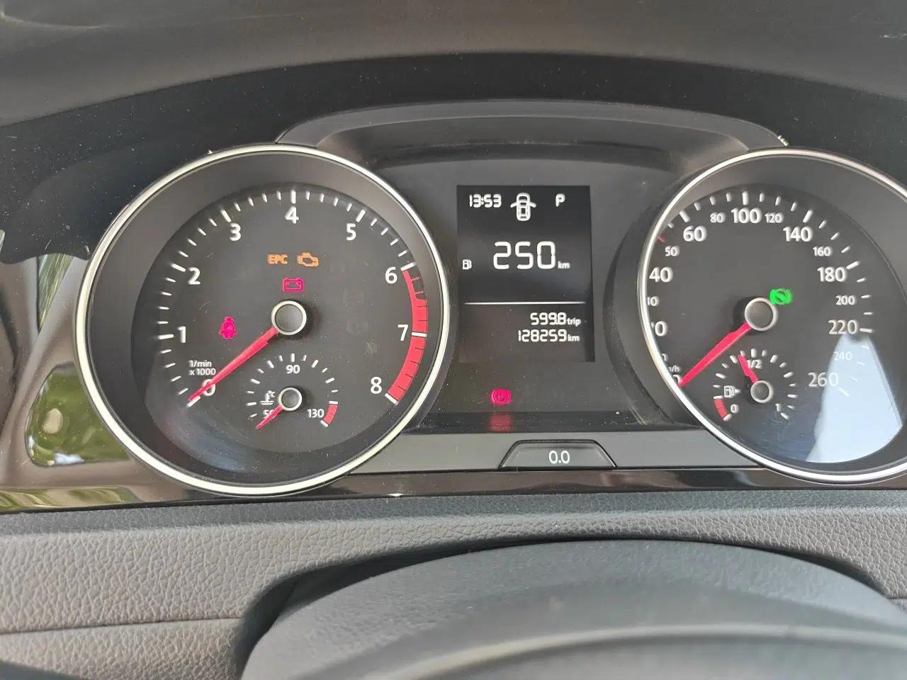 Volkswagen Golf 2018 1.6L Automatic Fashion Model — миниатюра 12