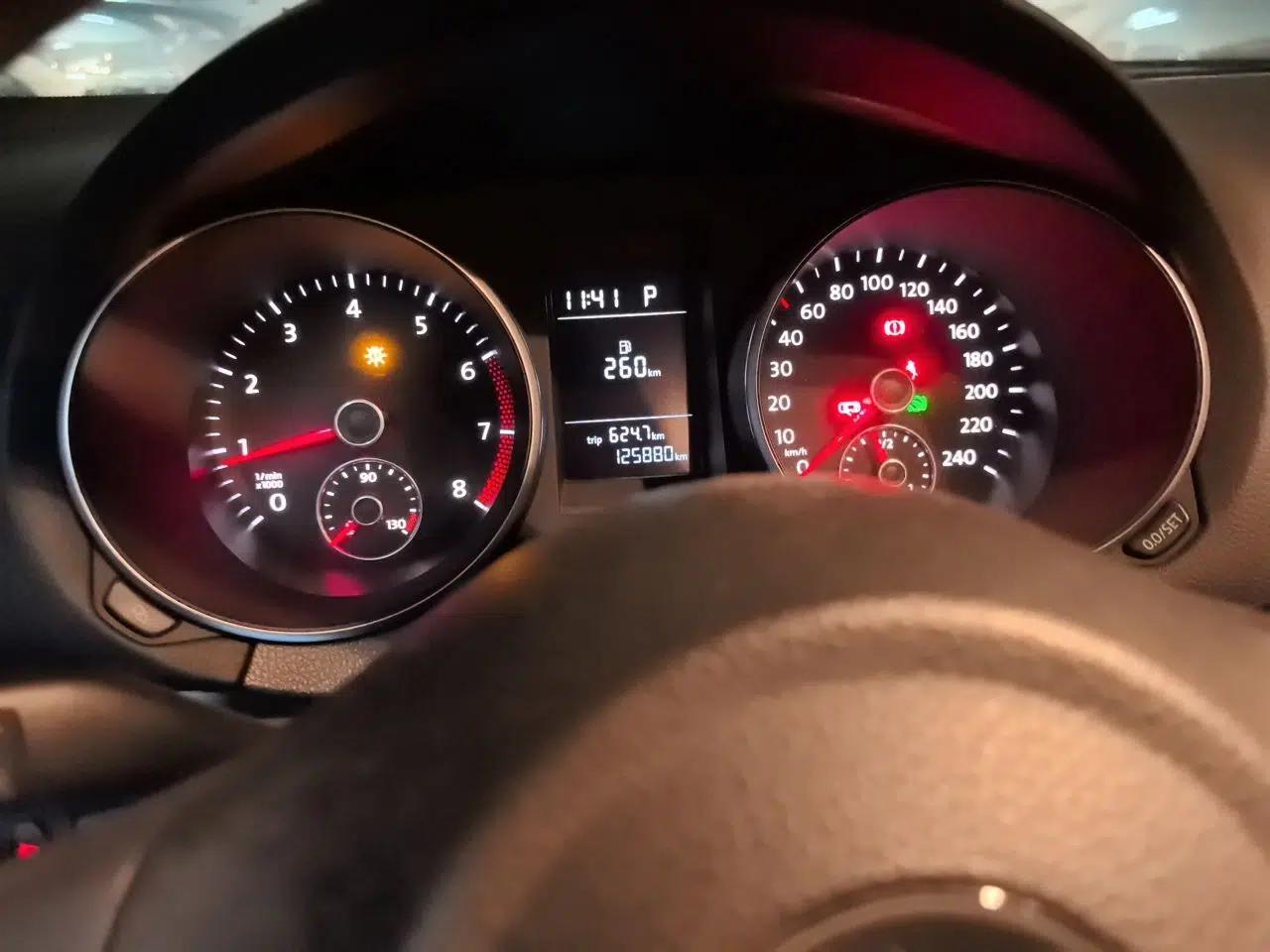 Volkswagen Golf 2011 1.6L Automatic Fashion Edition — миниатюра 11