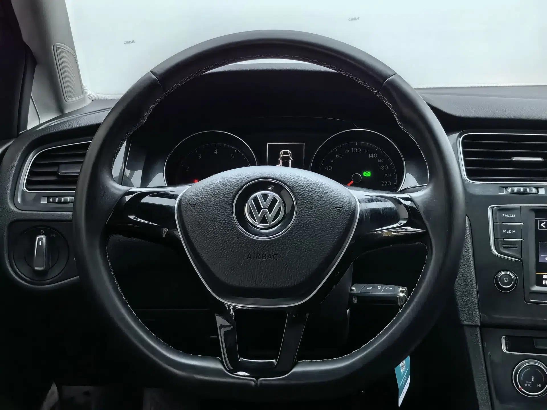 Volkswagen Golf 2017 230TSI Automatic Comfort Edition – Celebrating Milestone of One Million Units — миниатюра 22