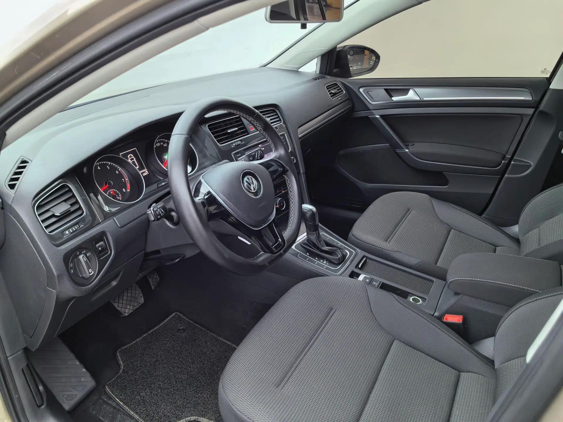 Volkswagen Golf 2017 230TSI Automatic Comfort Edition – Celebrating Milestone of One Million Units — миниатюра 38