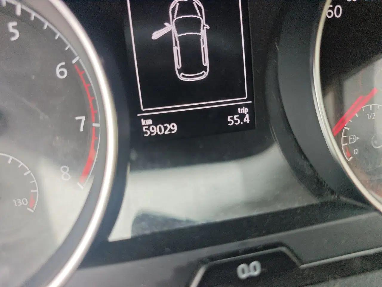 Volkswagen Golf 2017 1.6L Automatic Comfort Million-Vehicle Anniversary Edition — миниатюра 12