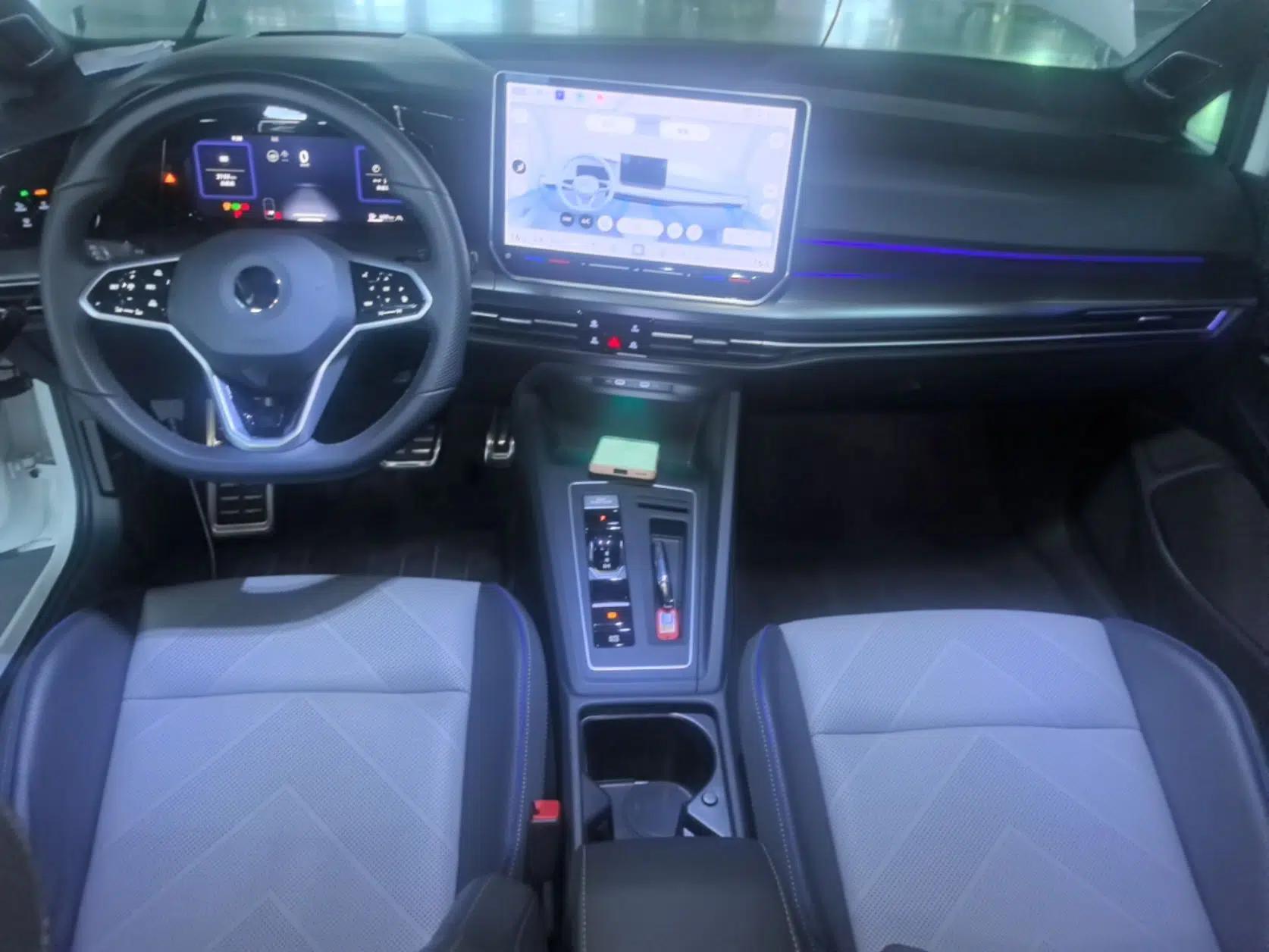 Volkswagen Golf 2025 300TSI R-Line — миниатюра 17