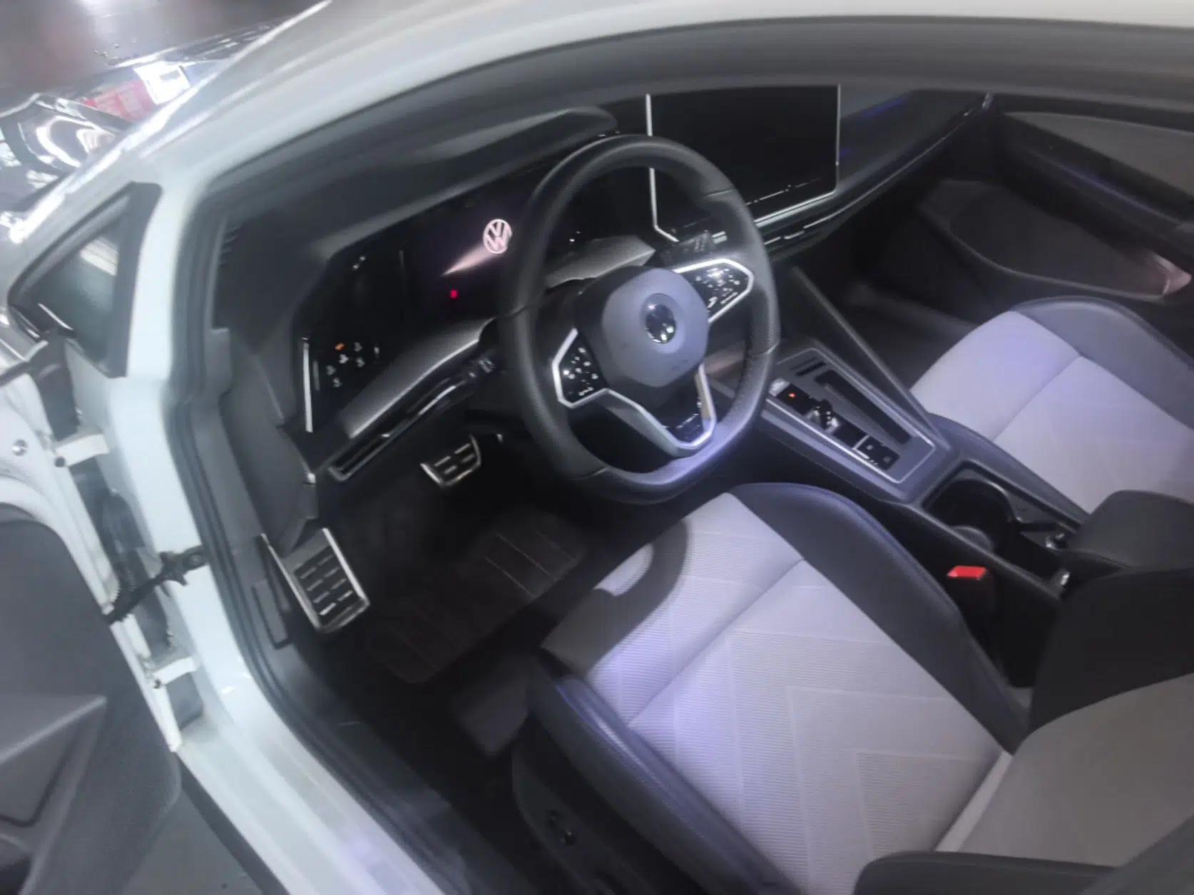Volkswagen Golf 2025 300TSI R-Line — миниатюра 23
