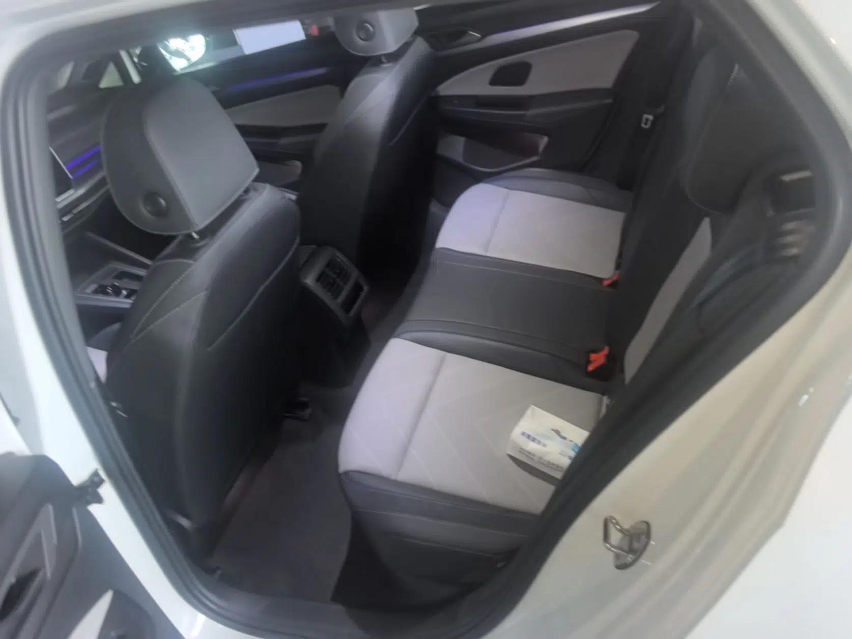 Volkswagen Golf 2025 300TSI R-Line — миниатюра 25