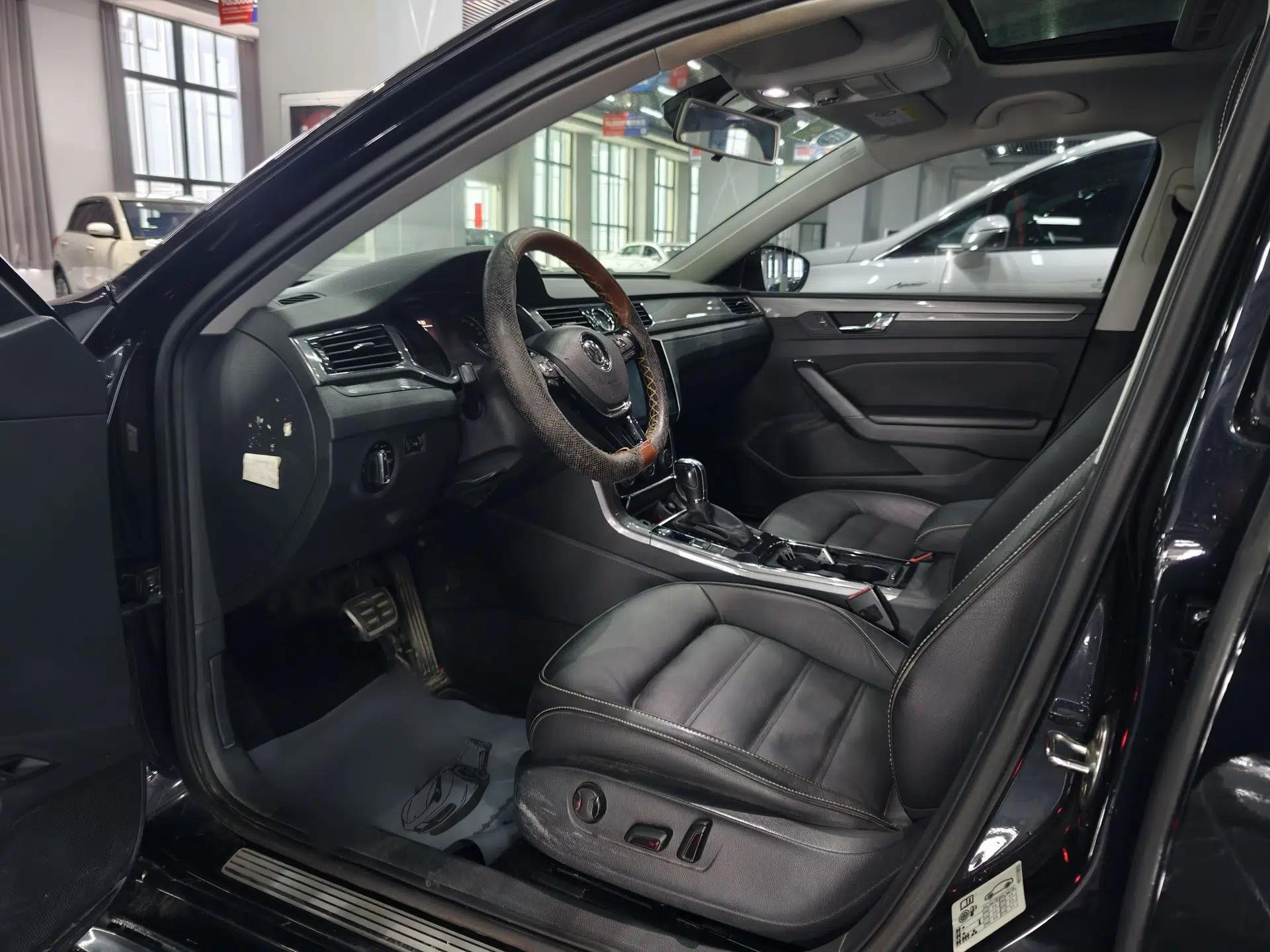 Volkswagen Passat 2017 330TSI DSG Luxury Edition — миниатюра 28