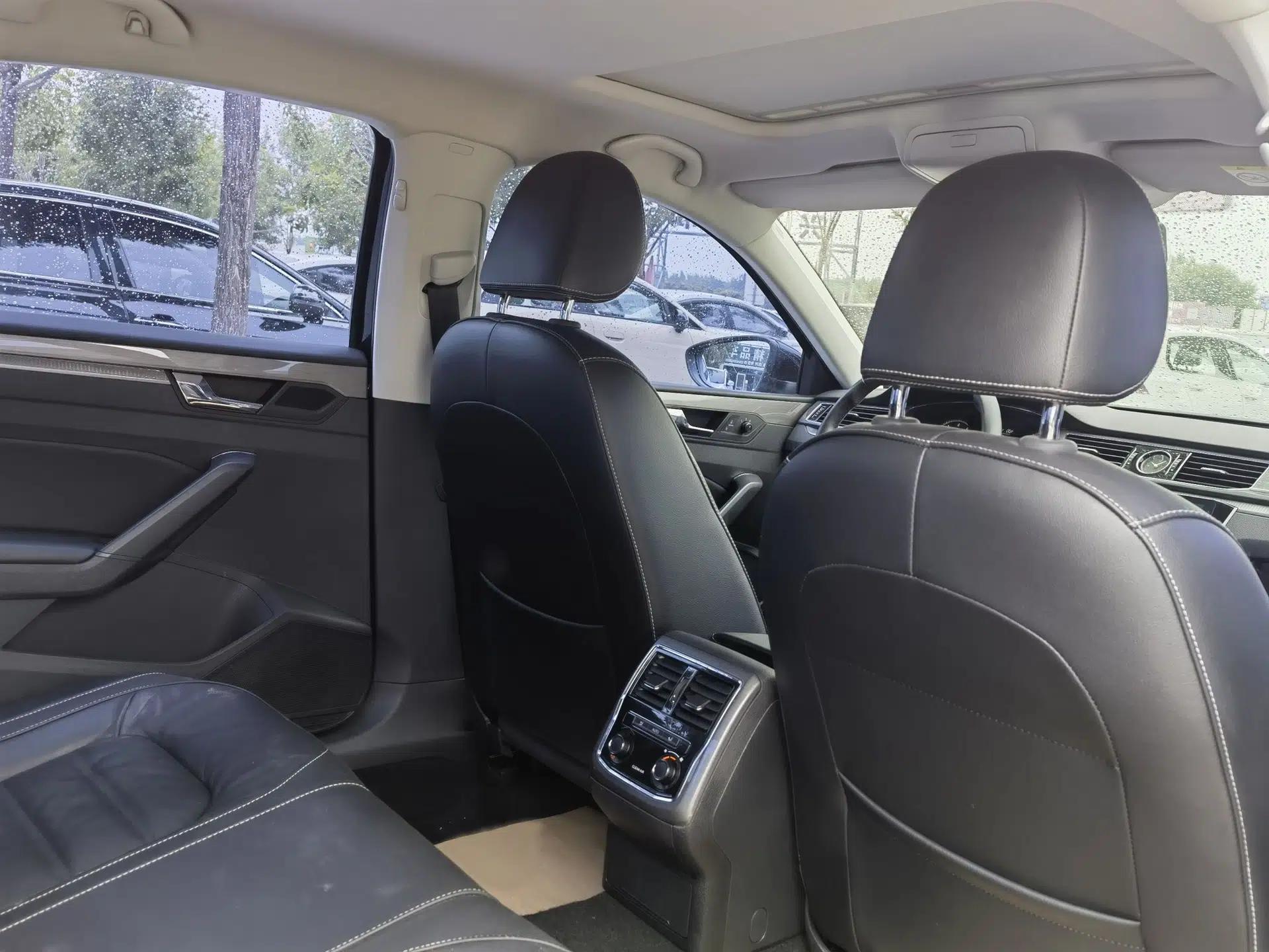Volkswagen Passat 2017 330TSI DSG Luxury Edition — миниатюра 12