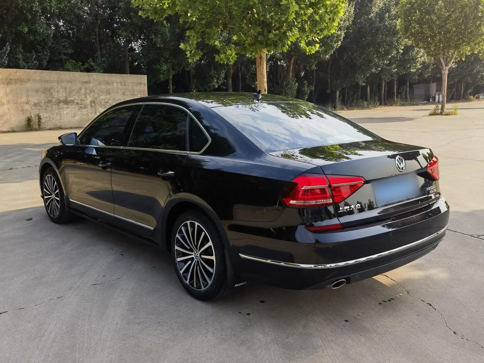 Volkswagen Passat 2017 330TSI DSG Luxury Edition — миниатюра 3
