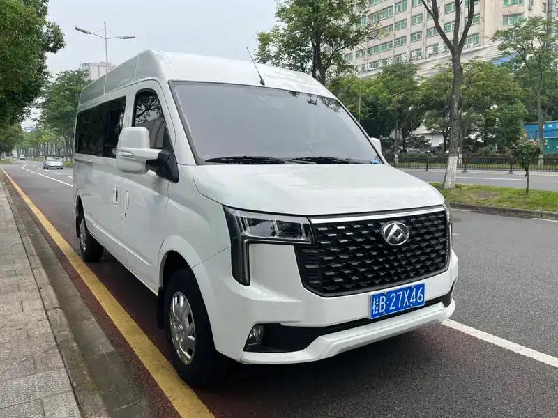 Xintu V80 2025 Facelift Value Edition 2.0T Manual Long Wheelbase High Roof 127Ps 6-9 Seats — миниатюра 3