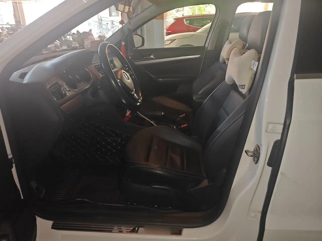 Volkswagen Lavida 2015 1.6L Automatic Comfort Edition — миниатюра 15