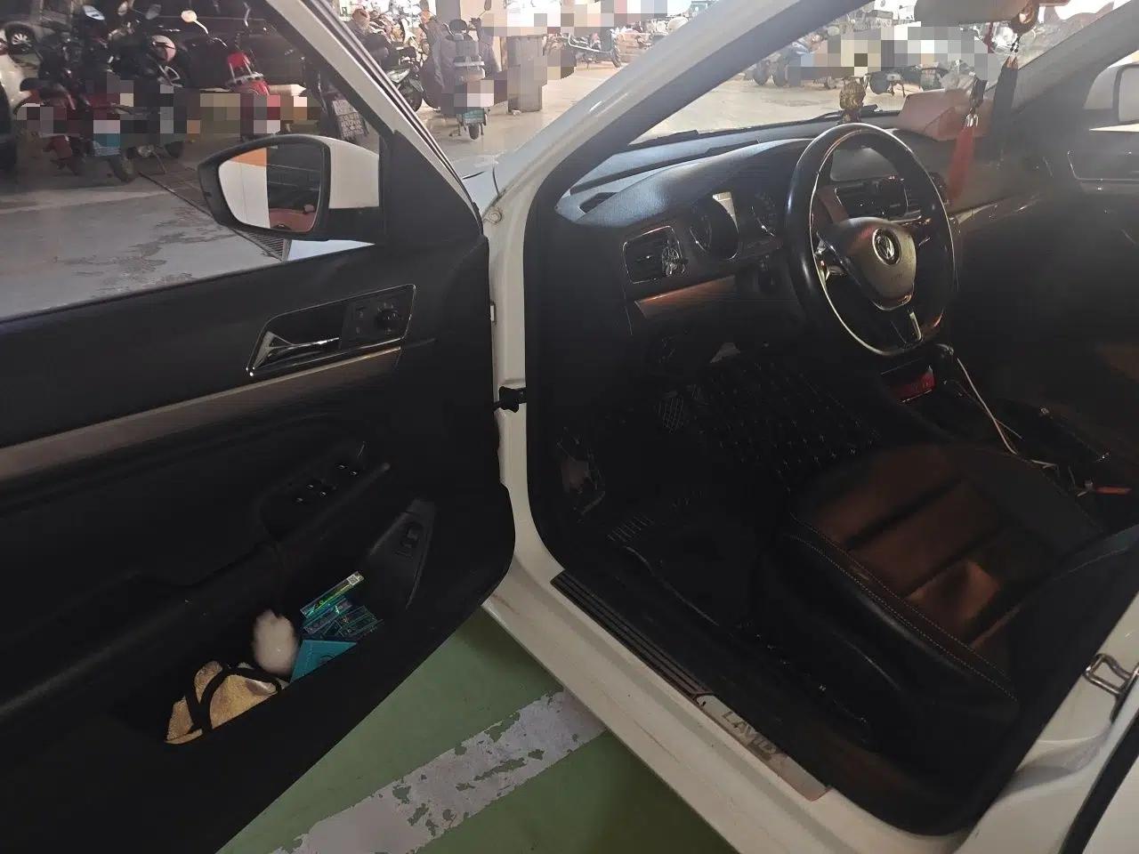 Volkswagen Lavida 2015 1.6L Automatic Comfort Edition — миниатюра 16
