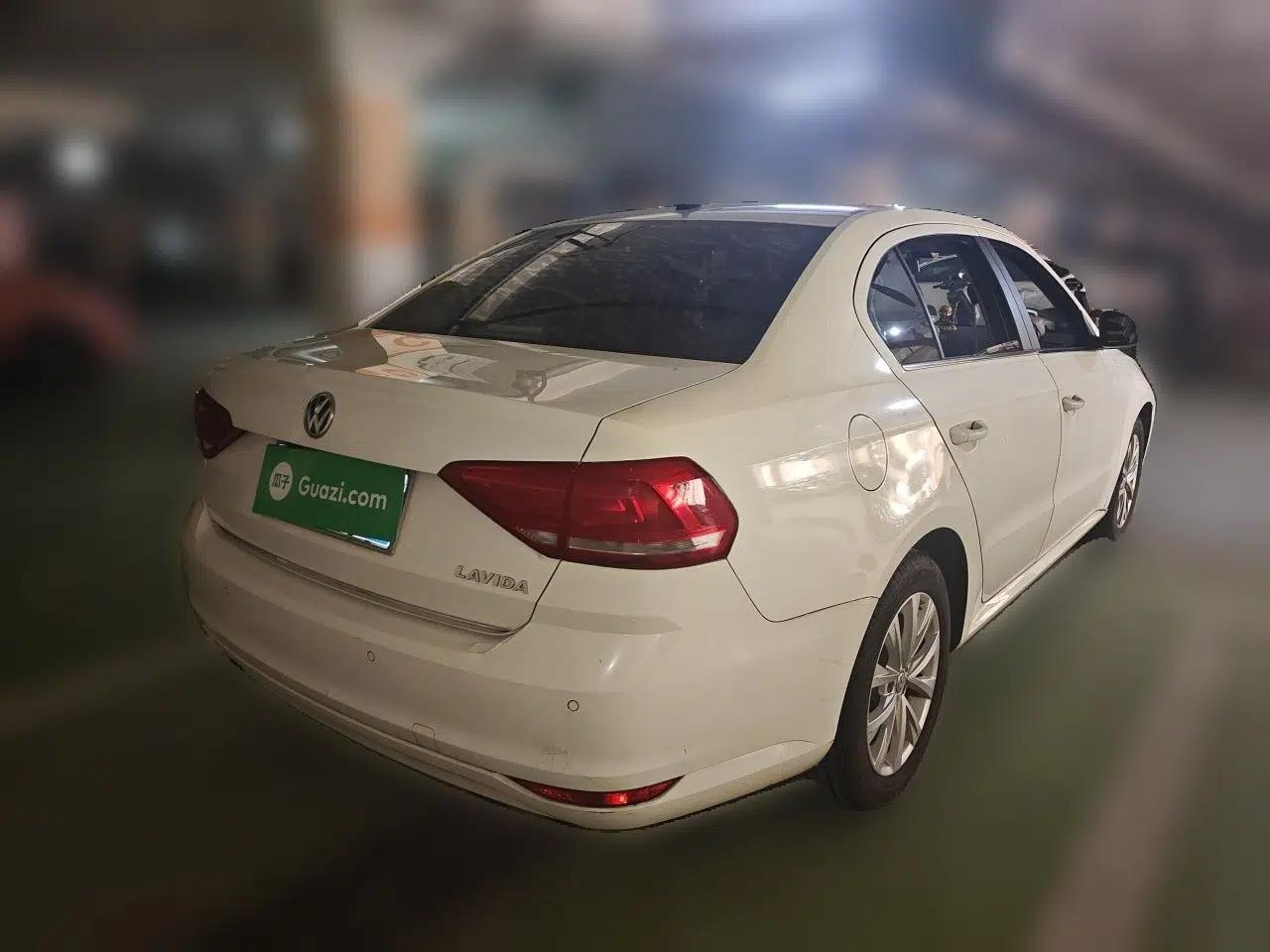 Volkswagen Lavida 2015 1.6L Automatic Comfort Edition — миниатюра 6