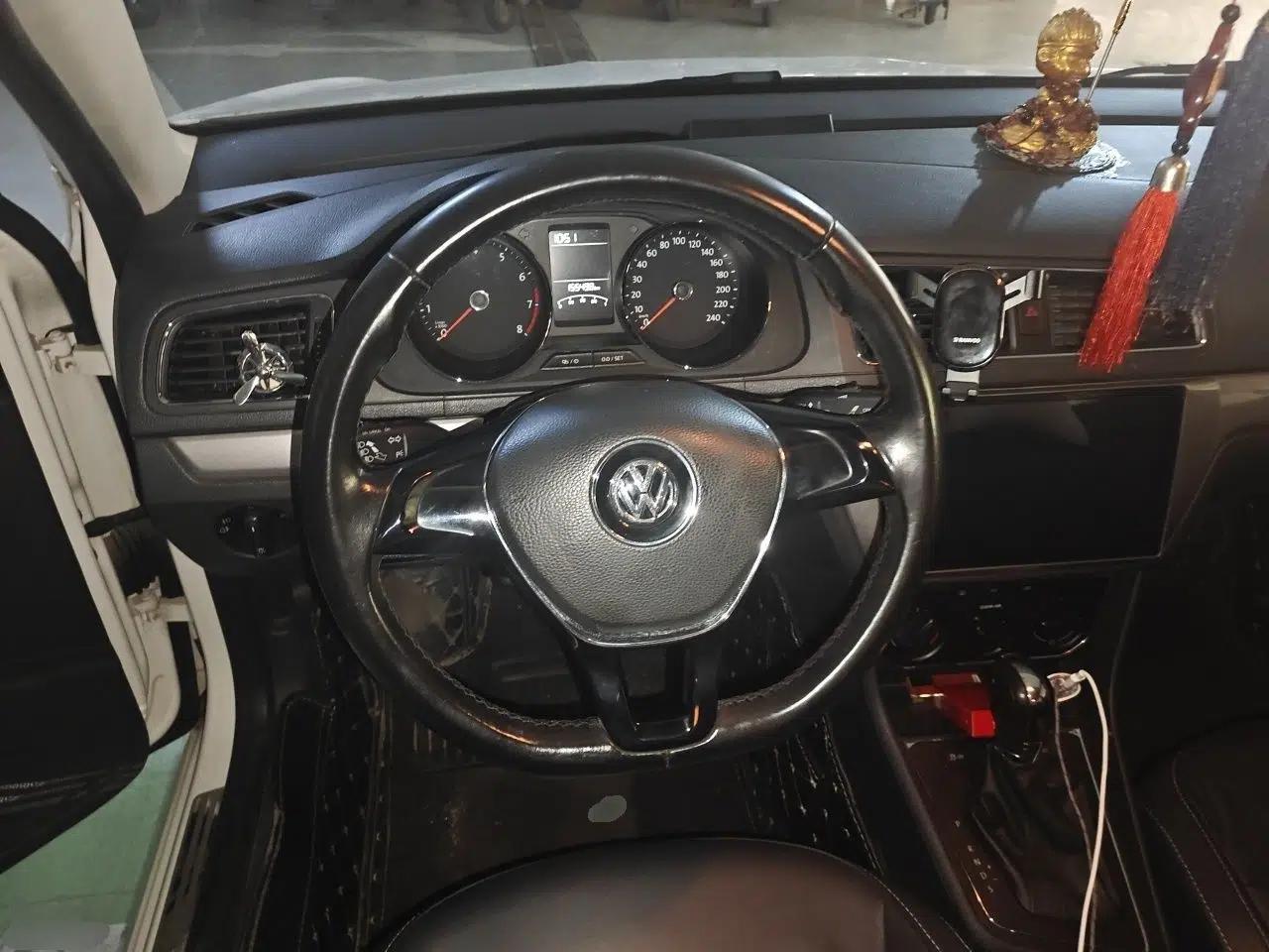 Volkswagen Lavida 2015 1.6L Automatic Comfort Edition — миниатюра 10