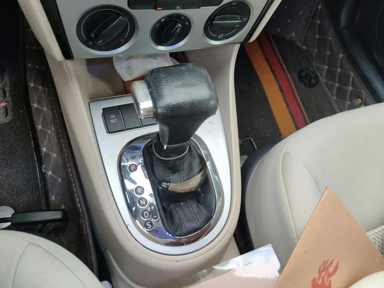 Volkswagen Lavida 2011 1.6L Automatic PinYou Edition — миниатюра 14