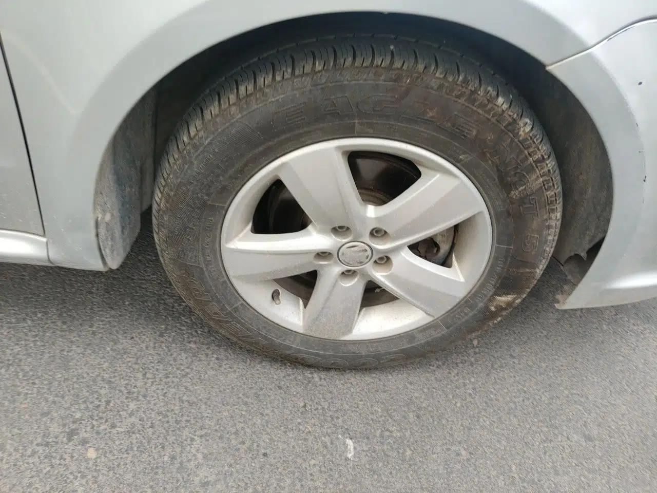 Volkswagen Lavida 2011 1.6L Automatic PinYou Edition — миниатюра 8