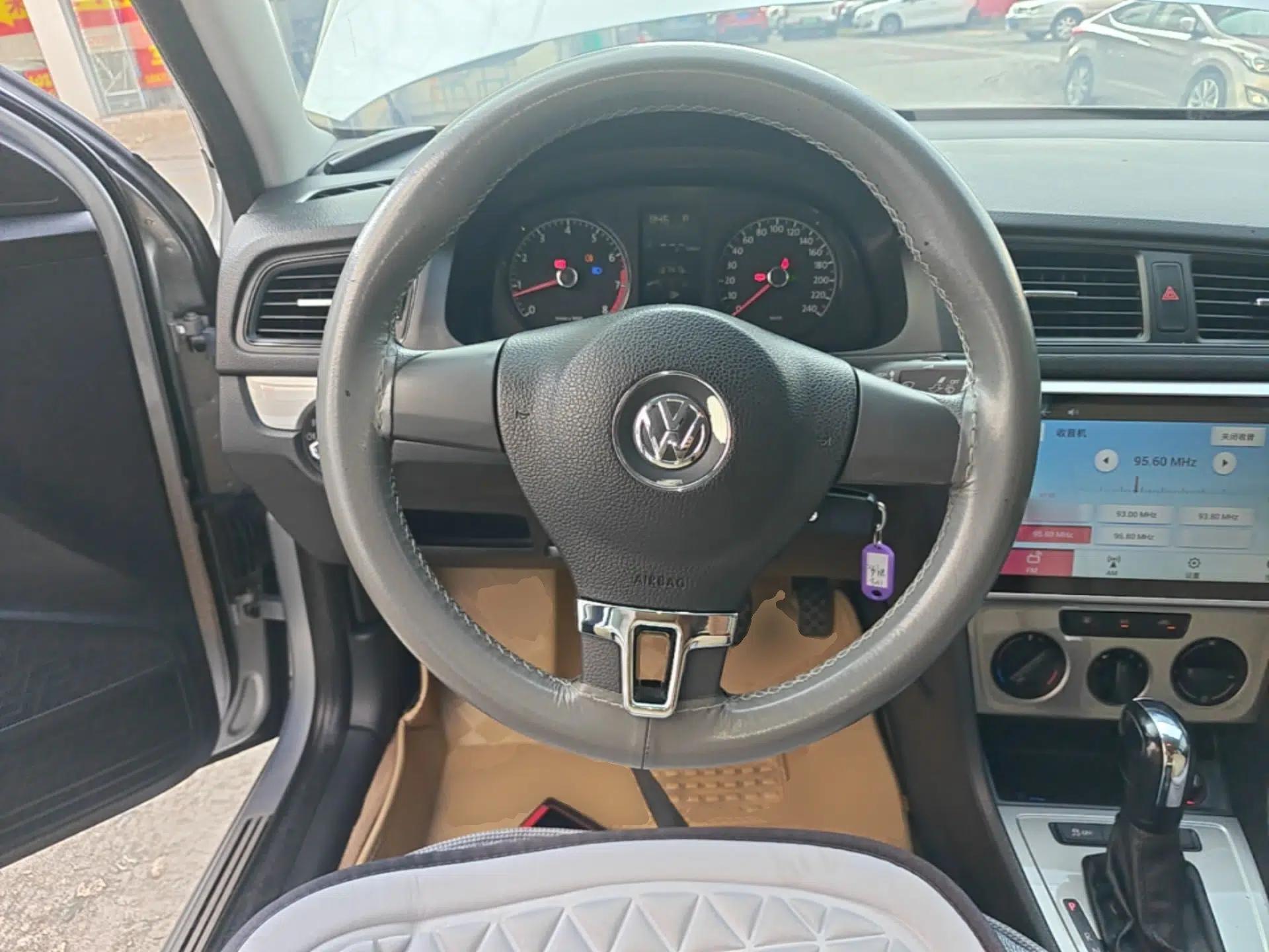 Volkswagen Lavida 2013 Revised Classic 1.6L Automatic Fashion Edition — миниатюра 13