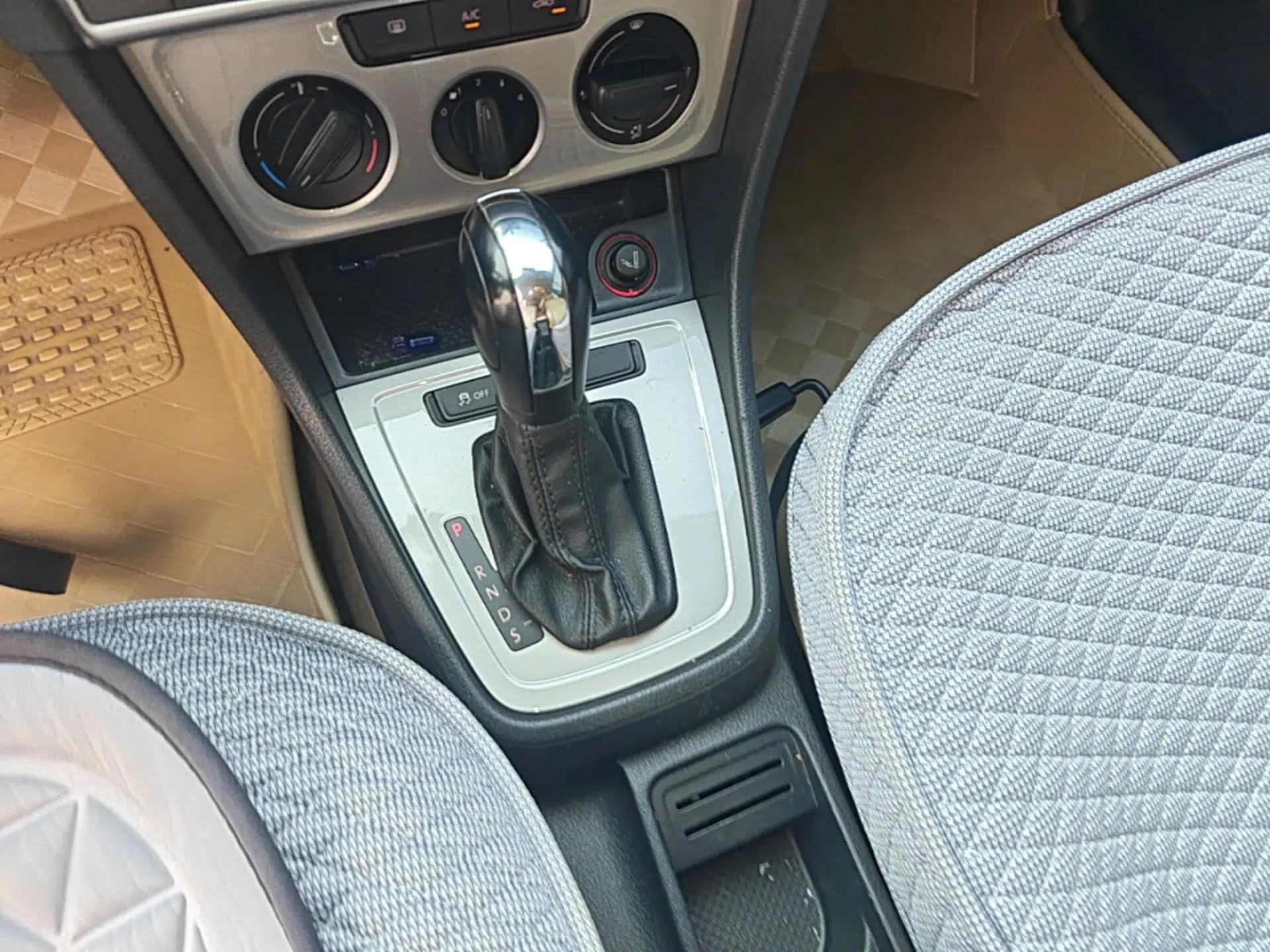 Volkswagen Lavida 2013 Revised Classic 1.6L Automatic Fashion Edition — миниатюра 16