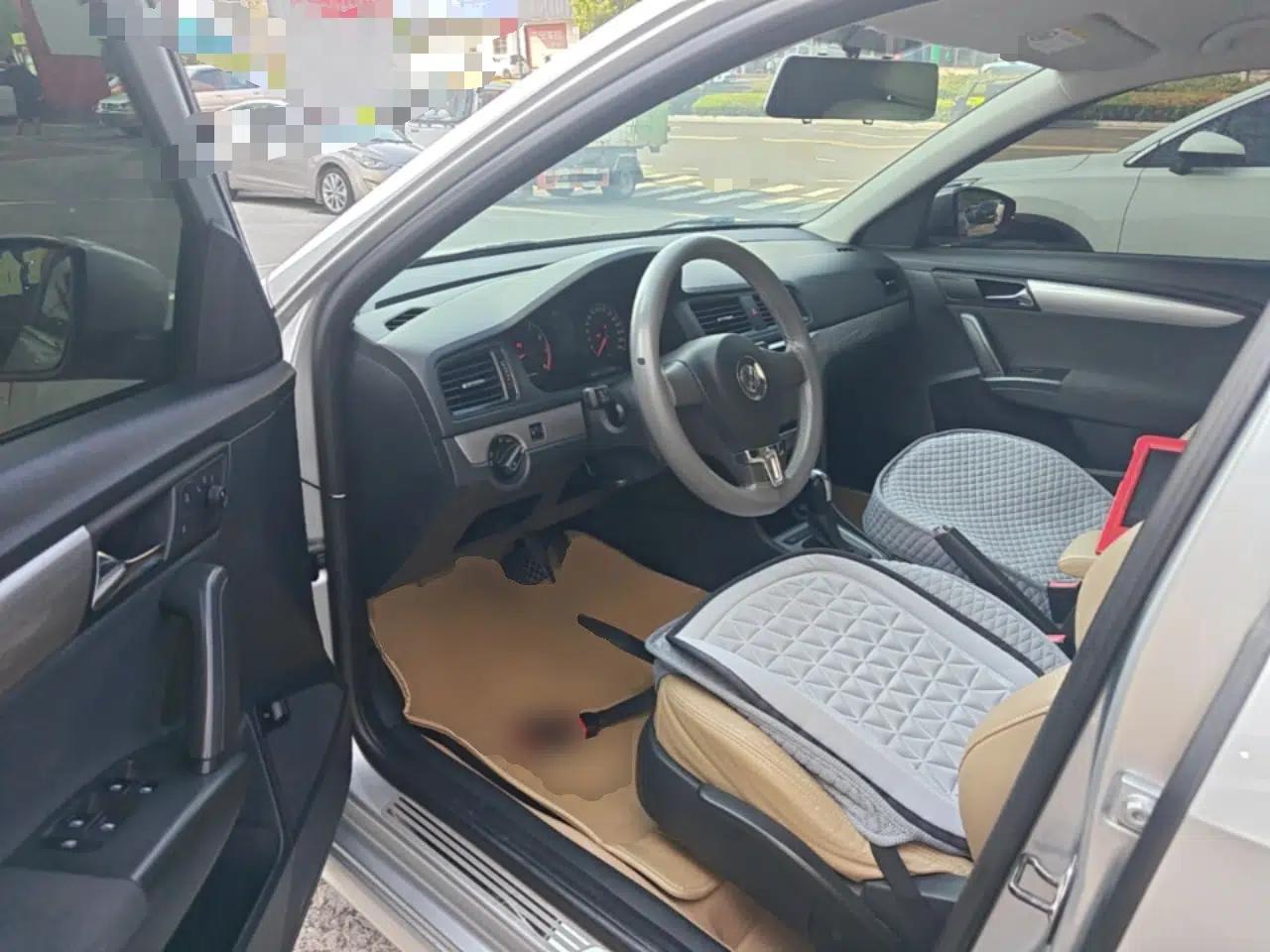 Volkswagen Lavida 2013 Revised Classic 1.6L Automatic Fashion Edition — миниатюра 18