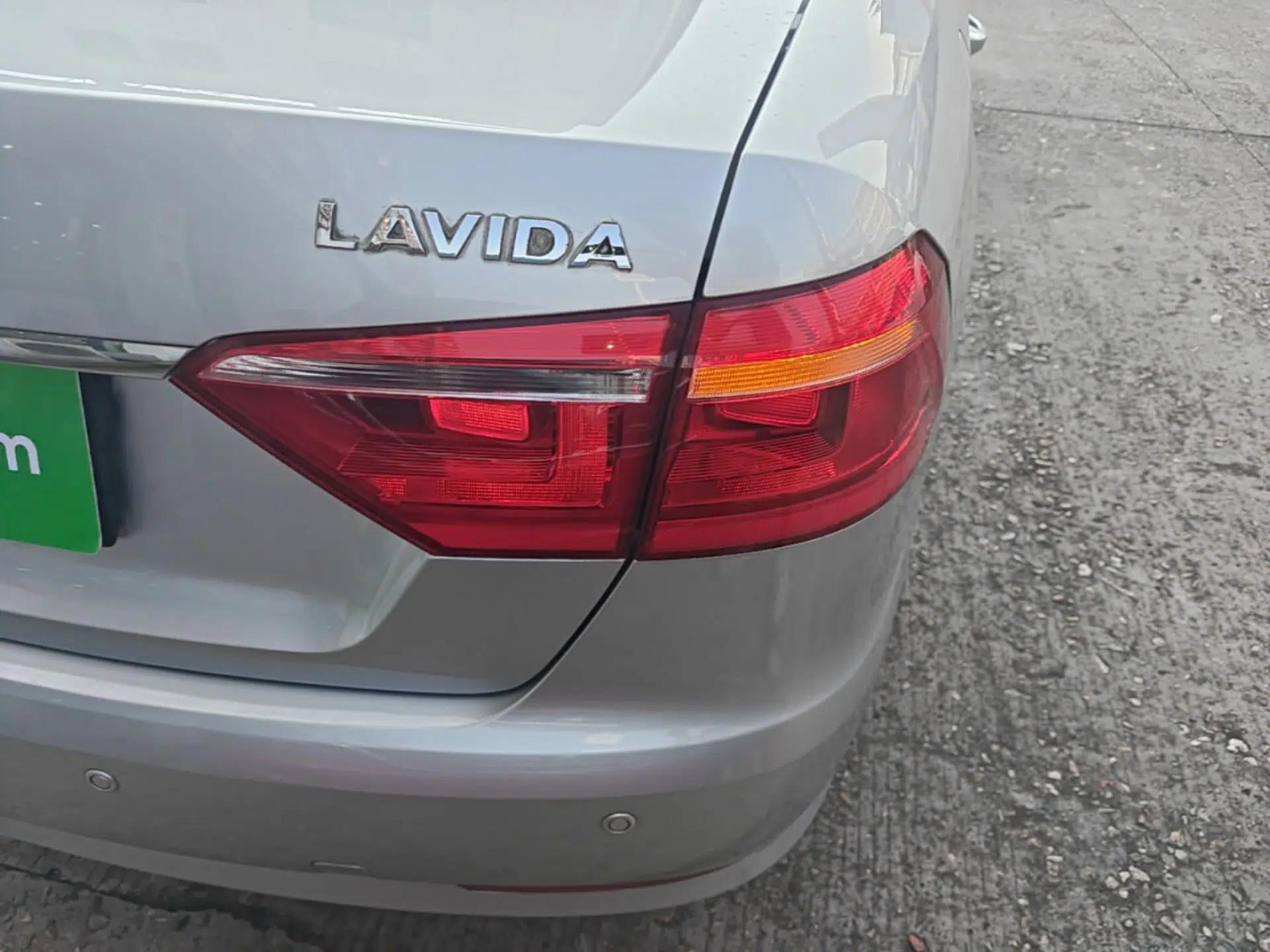 Volkswagen Lavida 2013 Revised Classic 1.6L Automatic Fashion Edition — миниатюра 9