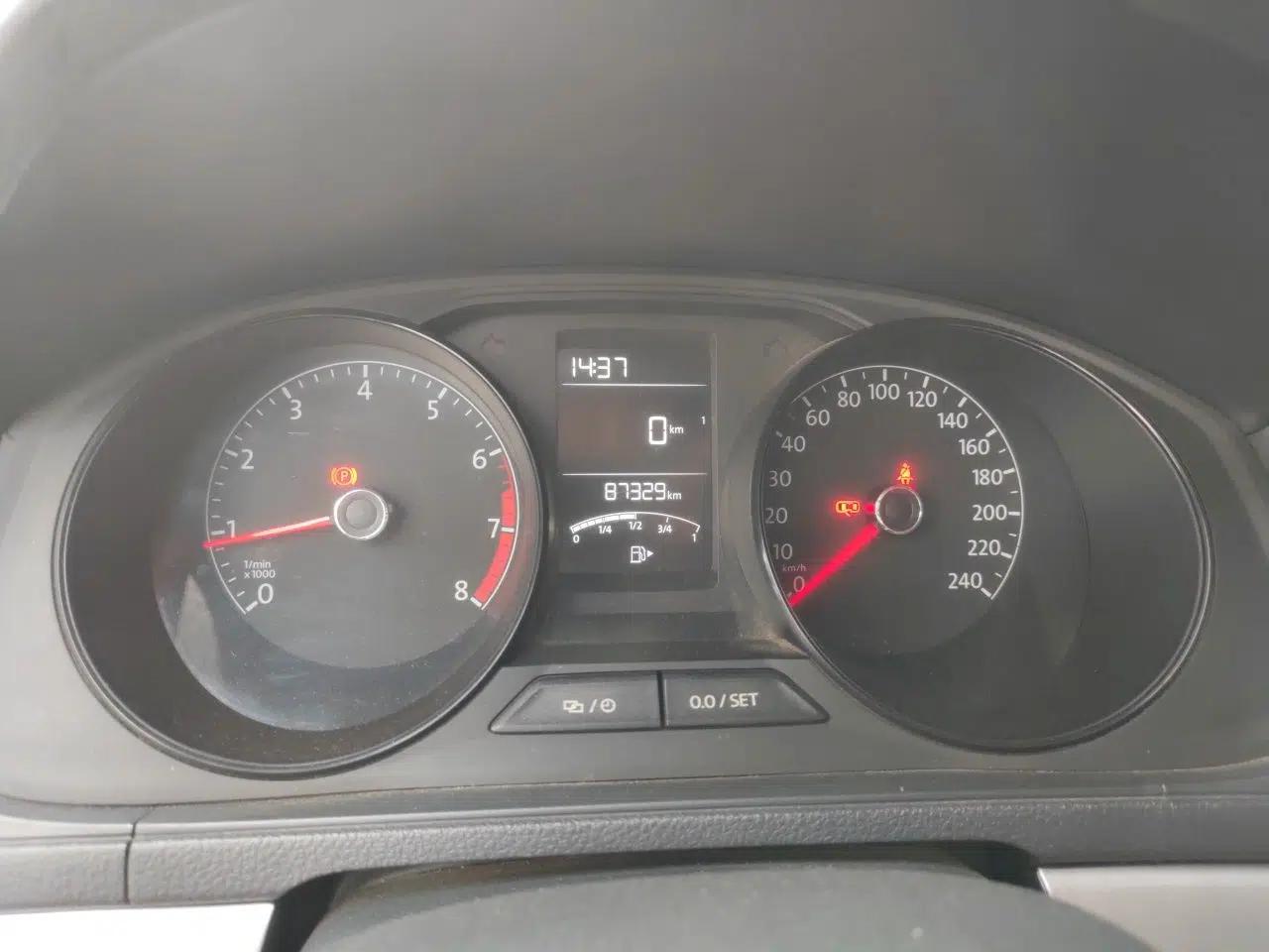 Volkswagen Lavida 2015 1.6L Manual Fashion Edition — миниатюра 11