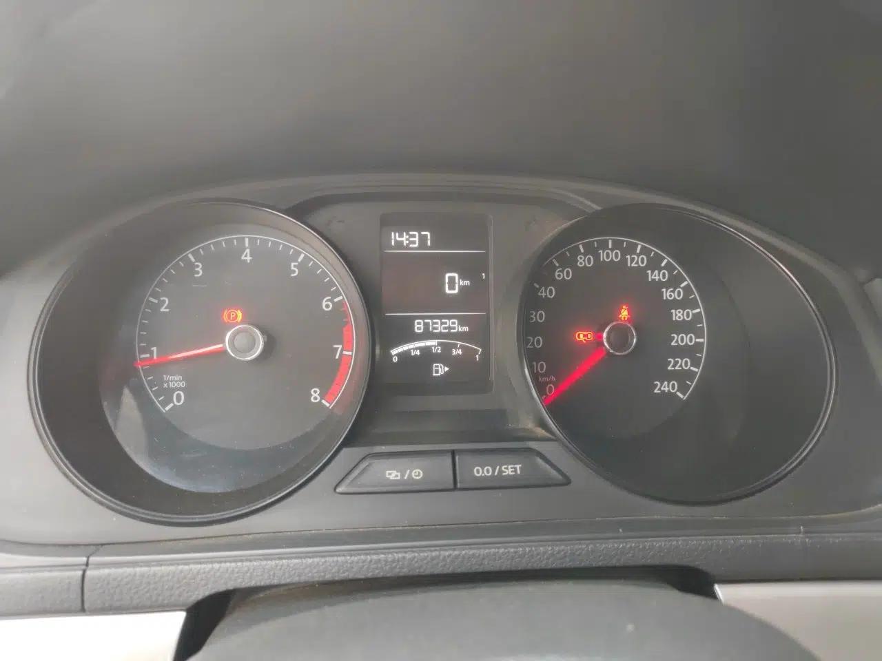Volkswagen Lavida 2015 1.6L Manual Fashion Edition — миниатюра 12