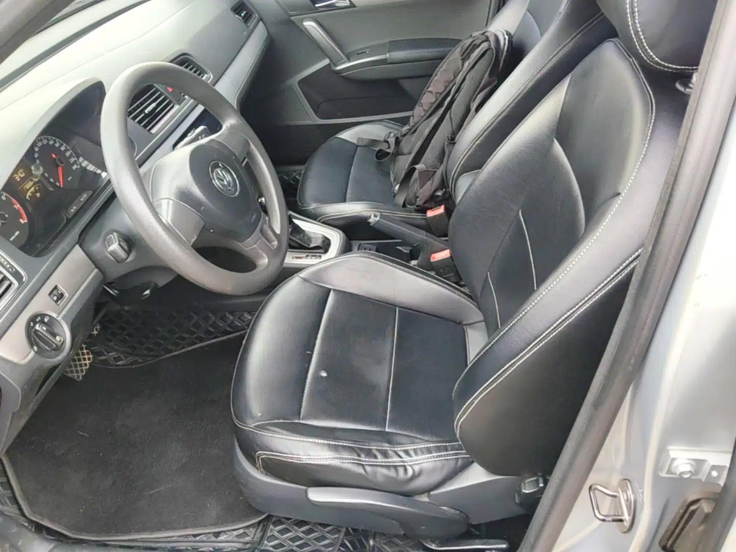 Volkswagen Lavida 2013 Revised Classic 1.6L Automatic Fashion Edition — миниатюра 17