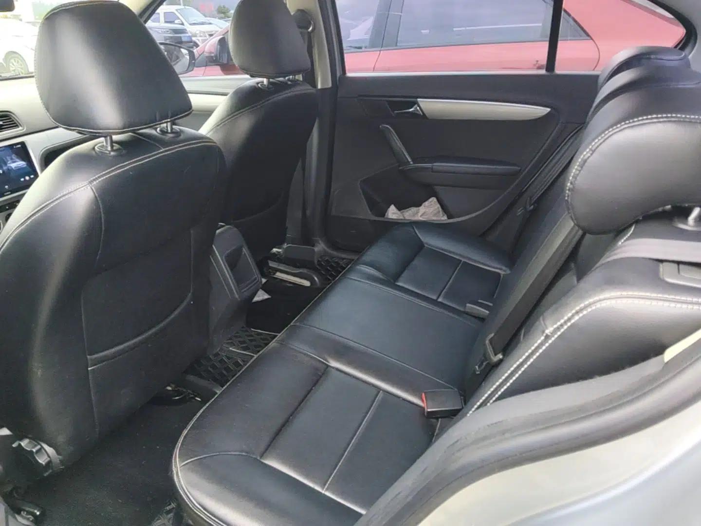 Volkswagen Lavida 2013 Revised Classic 1.6L Automatic Fashion Edition — миниатюра 20