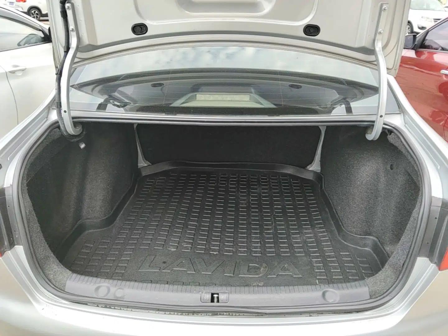 Volkswagen Lavida 2013 Revised Classic 1.6L Automatic Fashion Edition — миниатюра 22