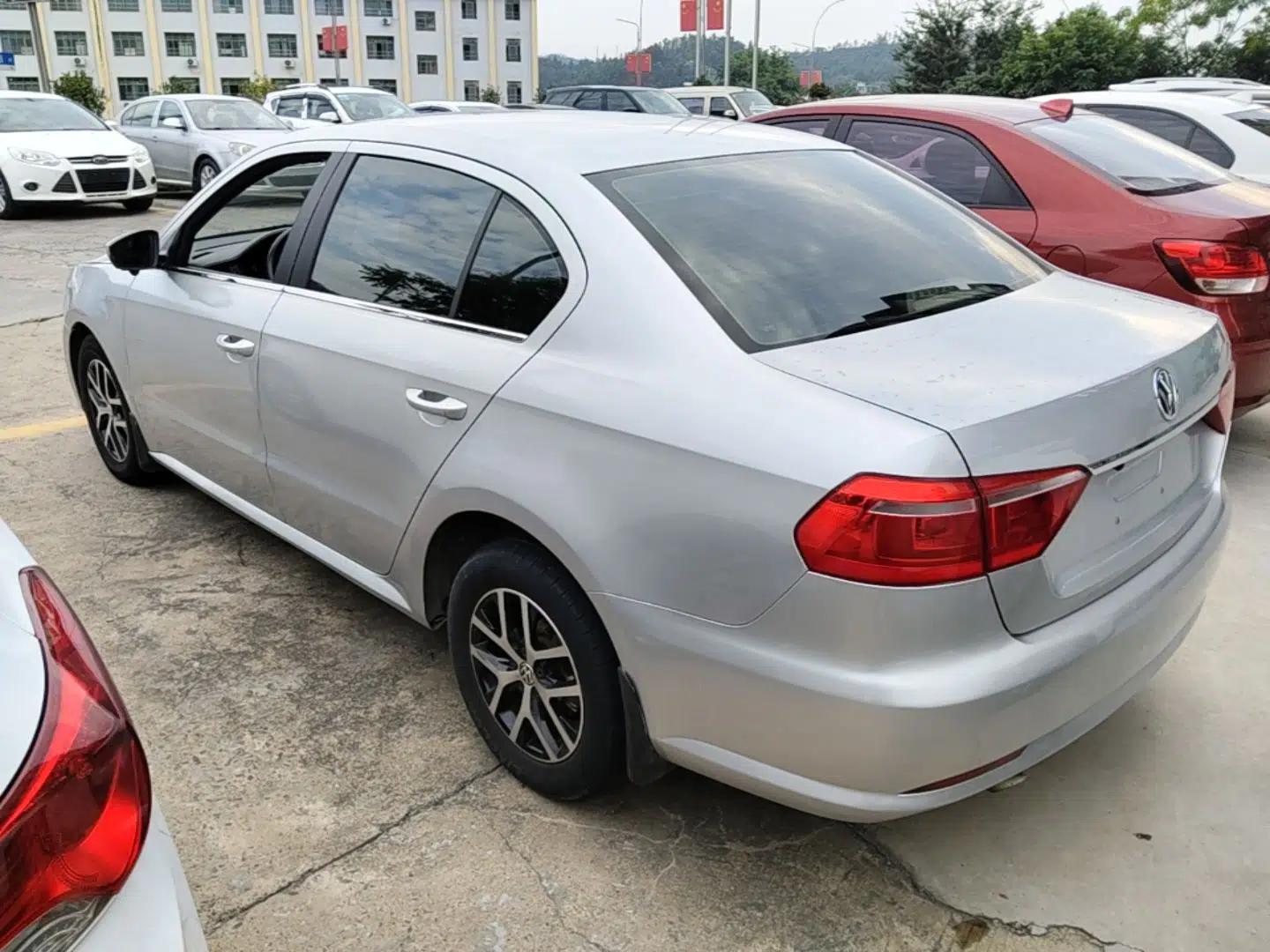 Volkswagen Lavida 2013 Revised Classic 1.6L Automatic Fashion Edition — миниатюра 4