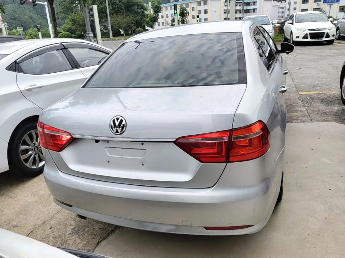 Volkswagen Lavida 2013 Revised Classic 1.6L Automatic Fashion Edition — миниатюра 5