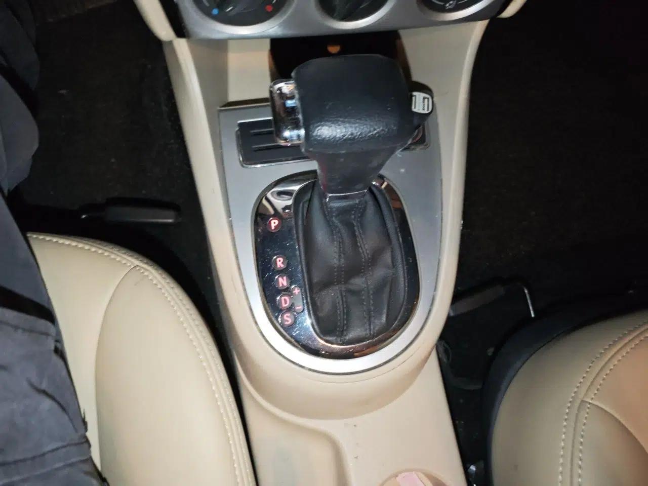 Volkswagen Lavida 2011 2.0L Automatic Premium Edition — миниатюра 14