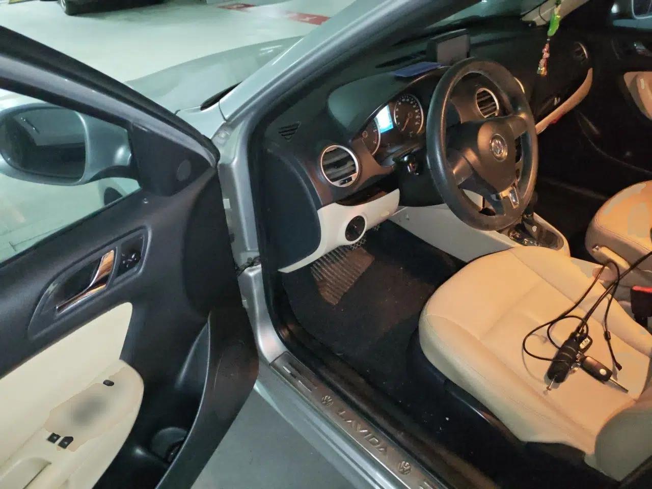 Volkswagen Lavida 2011 2.0L Automatic Premium Edition — миниатюра 16