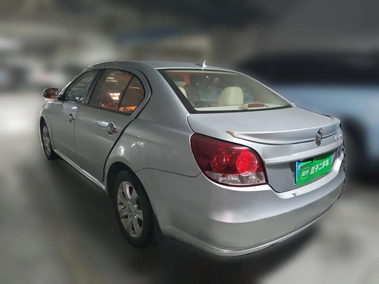 Volkswagen Lavida 2011 2.0L Automatic Premium Edition — миниатюра 4