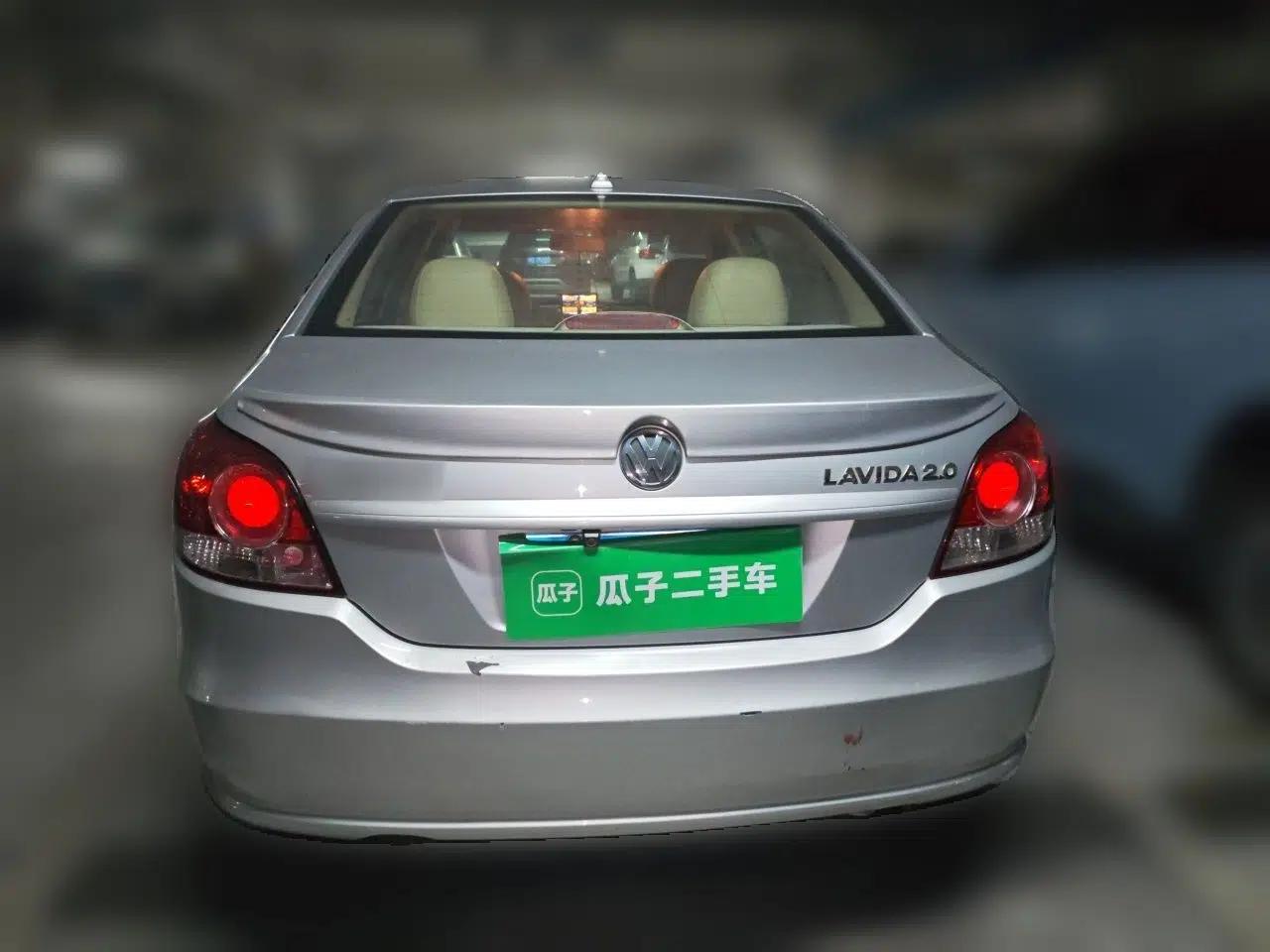 Volkswagen Lavida 2011 2.0L Automatic Premium Edition — миниатюра 5