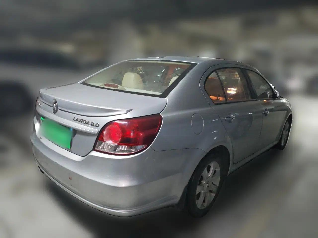 Volkswagen Lavida 2011 2.0L Automatic Premium Edition — миниатюра 6