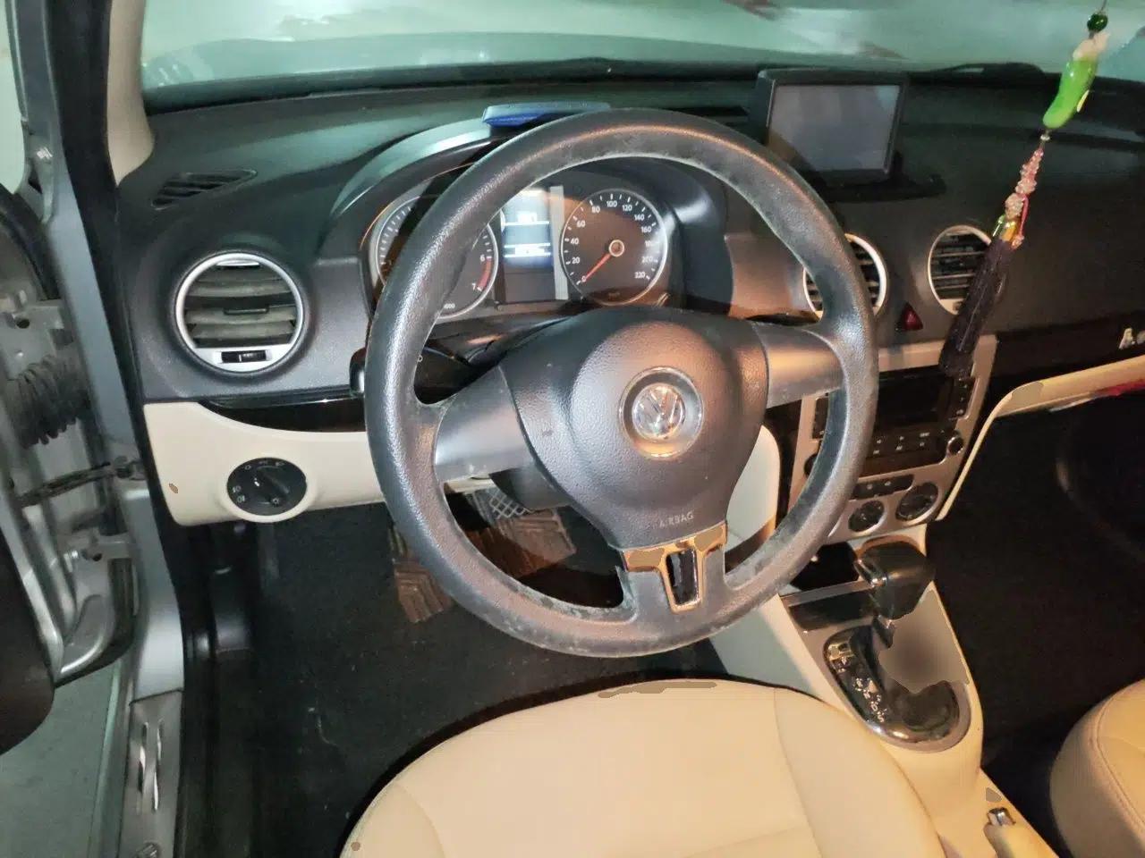 Volkswagen Lavida 2011 2.0L Automatic Premium Edition — миниатюра 10