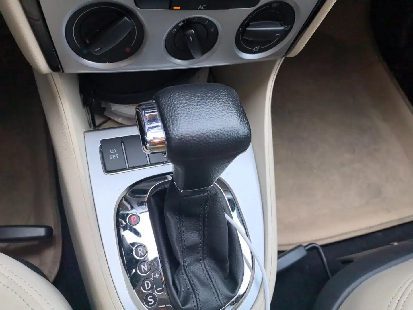 Volkswagen Lavida 2011 1.6L Automatic PinYou Edition — миниатюра 14