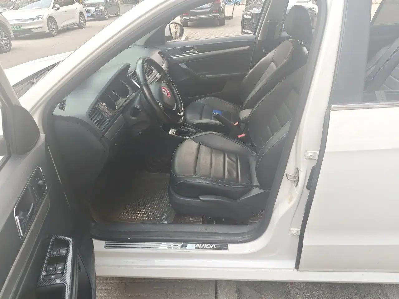 Volkswagen Lavida 2017 1.6L Automatic Comfort Edition — миниатюра 15